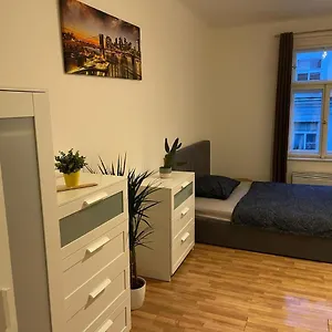 Sunlit Close To Center Apartment Prague