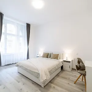 New Near Dancing House Apartment Prague